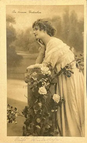 Elegante Jugendstil-Postkarte "In treuem Gedenken" – Gelaufen 1918 mit Briefmarken