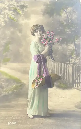Romantische Liebeskarte 1915, handkoloriert, junge Dame mit Blumen, gelaufen Lustenau