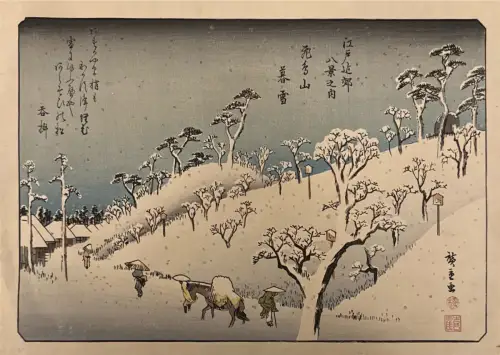 Farbholzschnitt: Winterlandschaft mit Bäumen, Weg, Reisenden; japanische Schrift; Randspuren