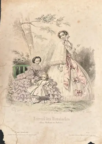 Modeplatte: Frau mit 2 Kindern im Garten; Farblithografie, 1859; Flecken, Randläsion