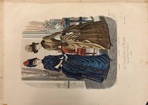 Farbdruck Modeplatte Paris, 2 Damen in Kleidern; Randflecken, Knicke. Blatt 2: Flecken