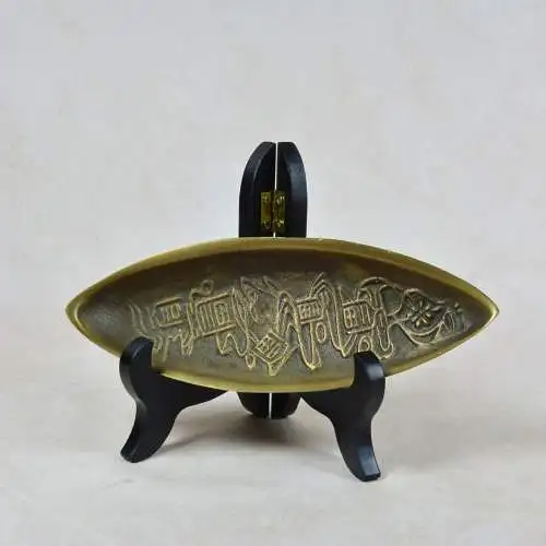 Messing Schale Bootsform mit orientalischen Zeichen  