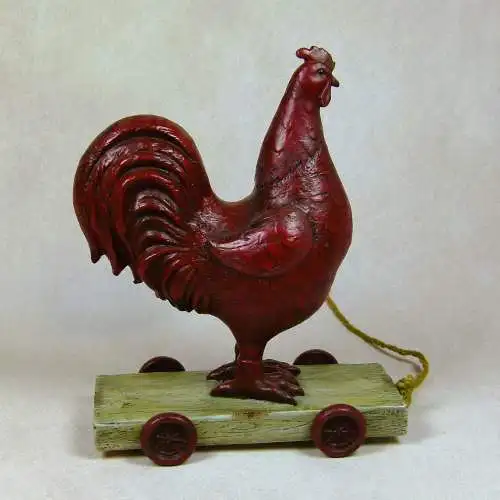 Figur Hahn auf Wagen 