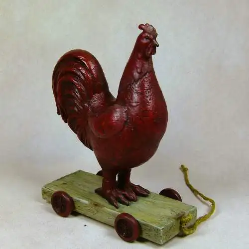 Figur Hahn auf Wagen 