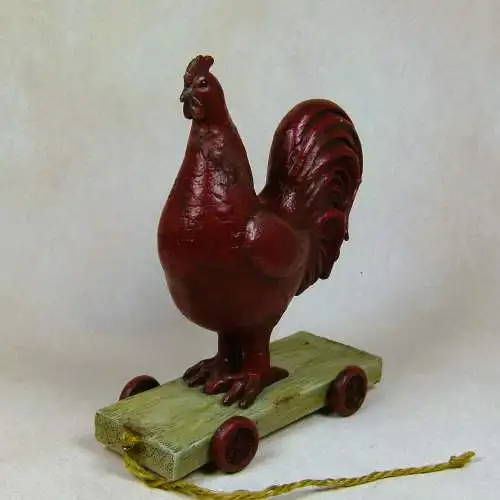 Figur Hahn auf Wagen 