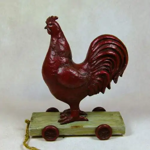 Figur Hahn auf Wagen 