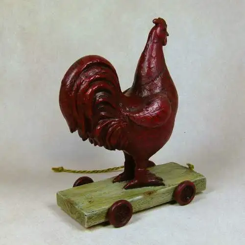 Figur Hahn auf Wagen 