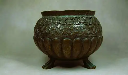 Kupfertopfüberzug mit Löwenfüßen  