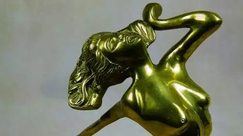 Messingfigur Nackte Frau im Art-Déco-Stil 
