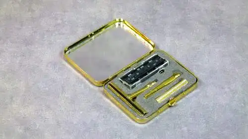 Vergoldeter Rasierer mit Etui  