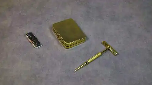 Vergoldeter Rasierer mit Etui  