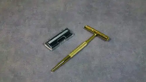 Vergoldeter Rasierer mit Etui  