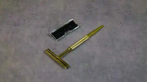 Vergoldeter Rasierer mit Etui  