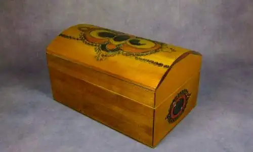 Art-Déco-Holzbox mit Brandmustern  