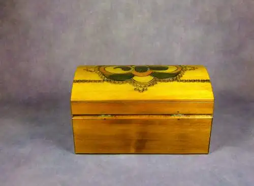 Art-Déco-Holzbox mit Brandmustern  
