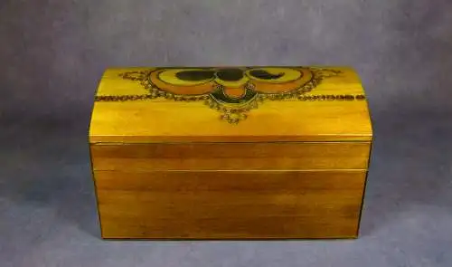Art-Déco-Holzbox mit Brandmustern  
