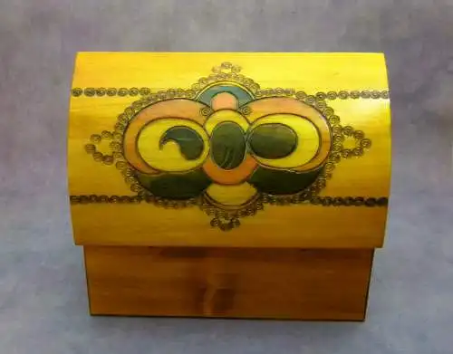 Art-Déco-Holzbox mit Brandmustern  
