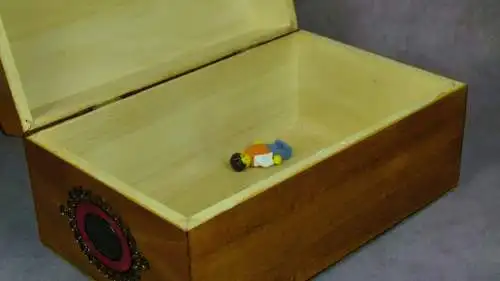 Art-Déco-Holzbox mit Brandmustern  