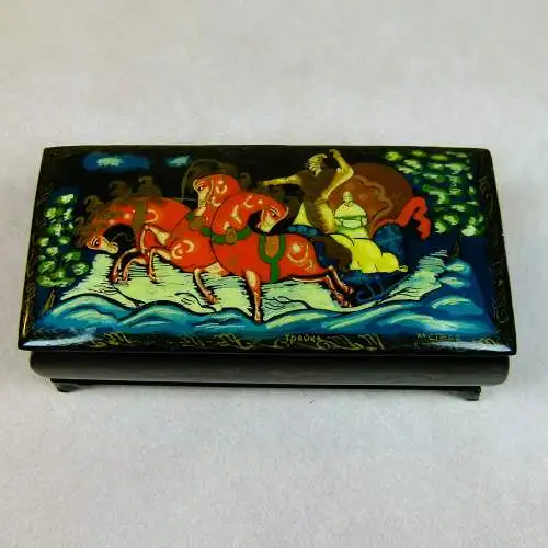 Lackierte Palekh-Box mit Miniaturmalerei  