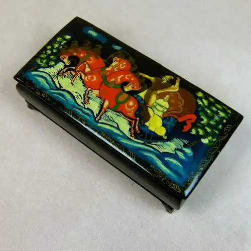 Lackierte Palekh-Box mit Miniaturmalerei  