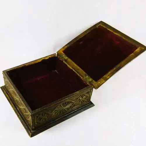 Schmuckbox Art Déco mit Schnitzereien  