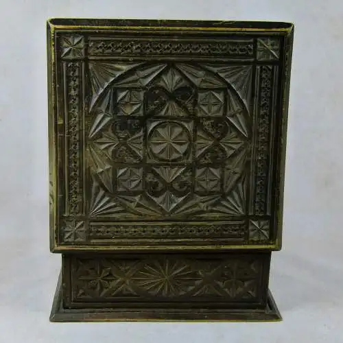 Schmuckbox Art Déco mit Schnitzereien  