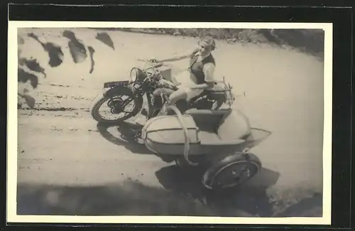 AK Puch 500 N - Motorrad mit Seitenwagen und Fahrerin