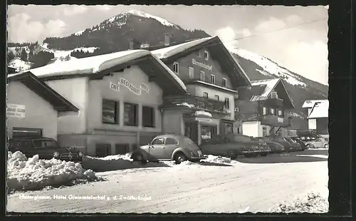 AK Hinterglemm, Hotel Glemmtalerhof gegen den Zwölferkogel, Automobil