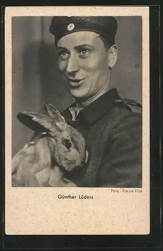 AK Schauspieler Günther Lüders in Uniform mit einem Hasen auf dem Arm