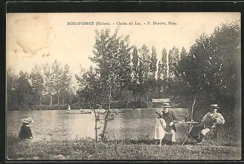 AK Bois-d'Oingt, le chalet du lac, des hommes attablés, une fillette, une femme au bord de l'eau, une barque