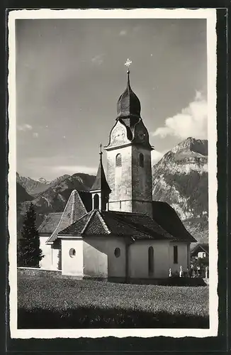 AK Sisikon, Kirche mit Bergen im Hintergrund