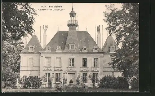 AK Lencloître, la facade principale du château de la Grand'Cour
