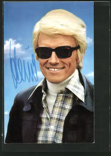 AK Musiker Heino mit kariertem Hemd, Rollkragenpullover und Sonnenbrille