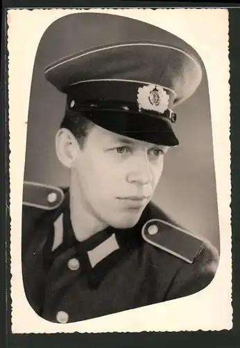 Foto-AK NVA Soldat in Uniform mit Mütze