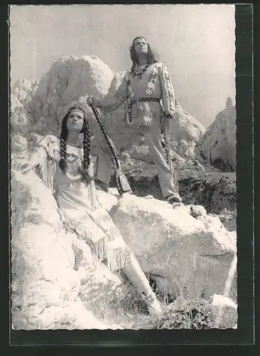 AK Schauspielerin Marie Versini als Winnetous Schwester und Schauspieler Pierre Brice als Winnetou