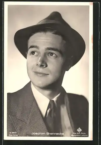 AK Schauspieler Joachim Brennecke im Anzug und Hut posierend