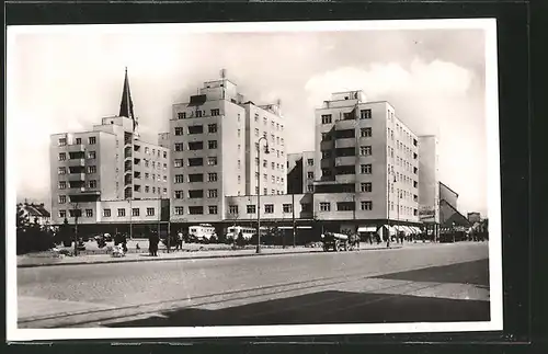 AK Bratislava / Pressburg, Hotel Avion im Bauhaus-Stil mit Bussen