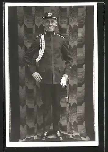 Foto-AK Portrait belgischer Soldat in Uniform mit Säbel