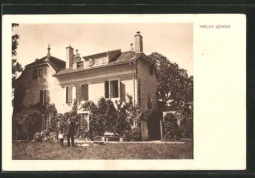 AK Trélex-sur-Nyon, une famille pose devant une maison bourgeoise