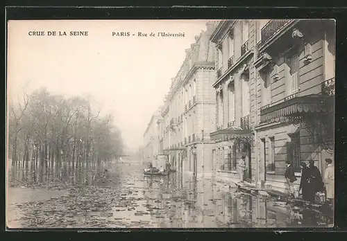 AK Paris, inondations de janvier 1910, la rue de l'Université, des gens et des passerelles
