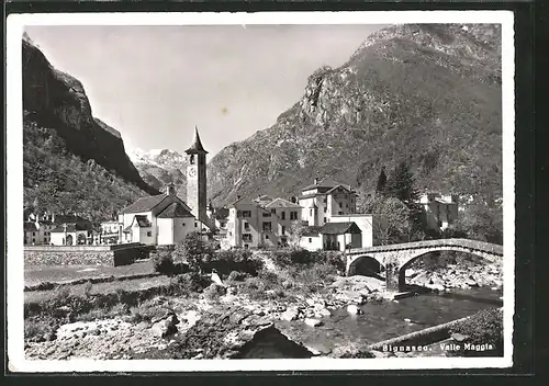 AK Bignasco, Valle Maggia, Ortspartie mit Brücke und Kirchturm