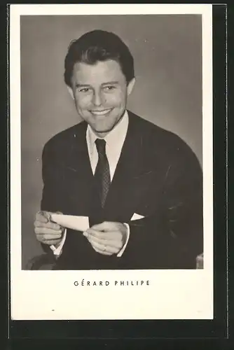 AK Schauspieler Gérard Philipe lächelnd im Anzug porträtiert
