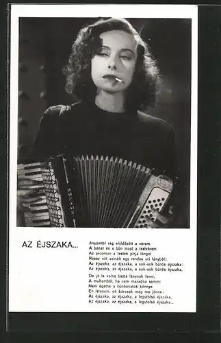 AK Schauspieler Lili Murati mit Ziehharmonika posierend
