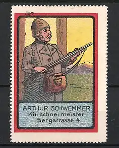 Reklamemarke Kürschnermeister Arthur Schwemmer, Jäger im Pelzmantel mit Gewehr