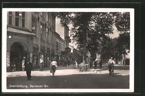 AK Oranienburg, Bernauer Strasse mit Geschäften und Passanten