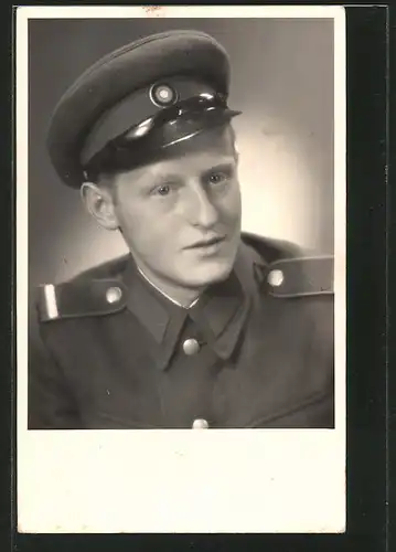 Foto-AK Portrait Soldat der NVA in Uniform mit Schirmmütze