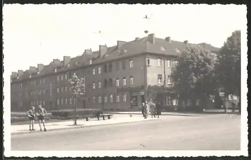 Foto-AK Berlin-Neukölln, Hitlerjungen am Cafe Konditorei Messerschmidt, Sonnenallee (Braunauer Str.) Ecke Planetenstrasse