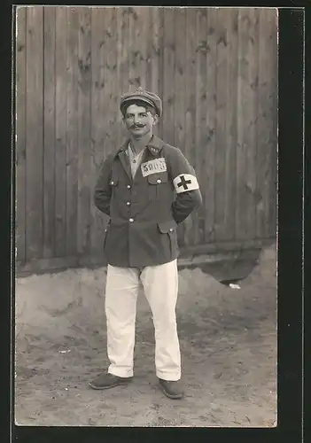 Foto-AK französischer Kriegsgefangener, POW Rot Kreuz Sanitäter in Uniform, Kragenabzeichen Regiment 288