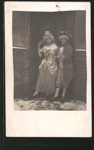 Foto-AK Mann in barocker Frauenkleidung mit seinem Partner, Travestie