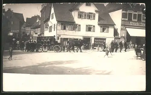 Foto-AK Waiblingen, Leichenzug 1915, Lange Strasse Ecke Schorndorfer Strasse am Gasthaus Waldhorn